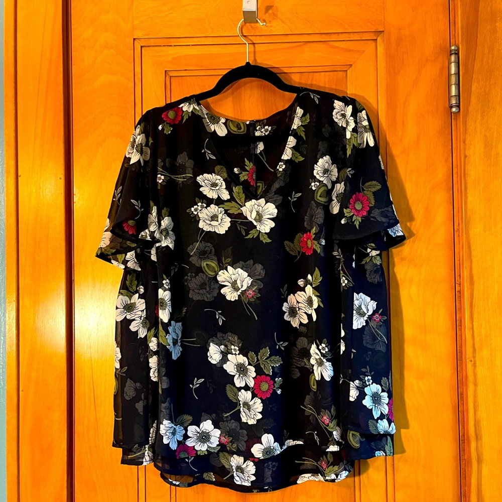 Lane Bryant Black w/ flowers V-Neck Short, swing top SZ 18/20
